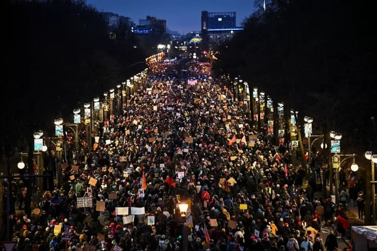 В Берлине прошел митинг с участием более сотни тысяч человек фото