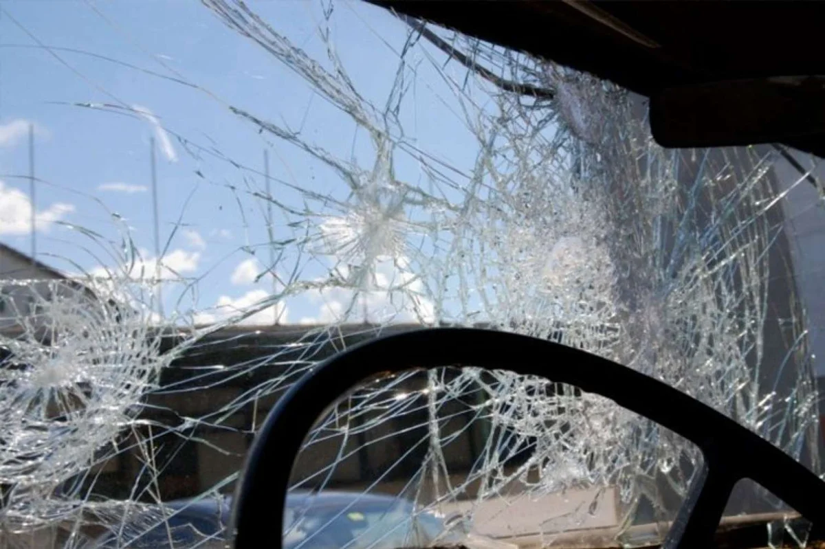 Bakıda yolu keçmək istəyən qadınları maşın vurdu