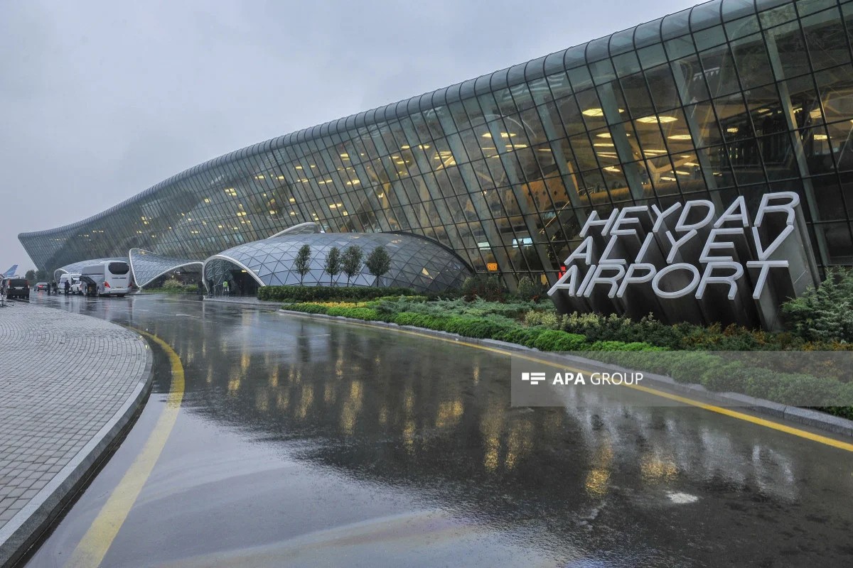 Hava gəmisi Heydər Əliyev aeroportuna məcburi eniş edib