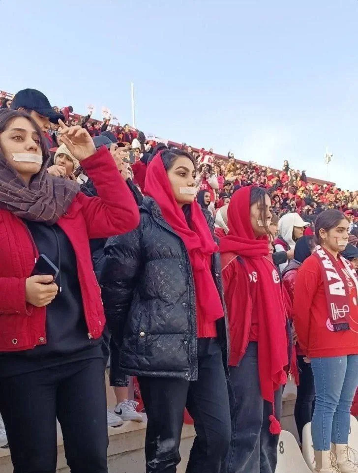 Traxturçu qızların Persepolis tərəfdarlarının irqçi və təhqiramiz şüarlarına etiraz