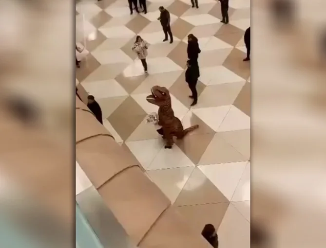 Bakı aeroportunda qonaq qarşılayan dinozavr marağa səbəb oldu