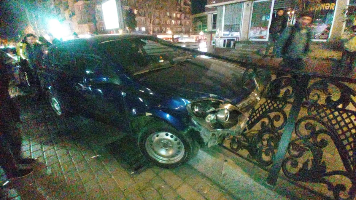 Gəncədə Opel qəza törətdi FOTO