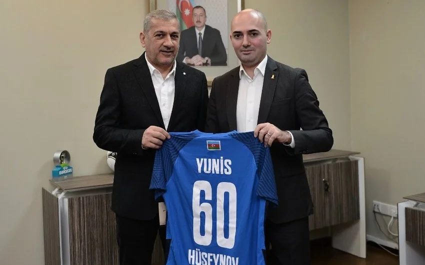 Yunis Hüseynova təbrik