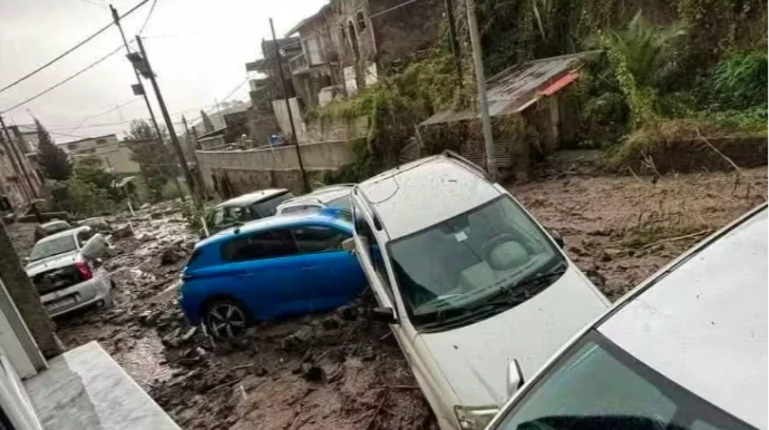 Güclü yağış fəsadlar yaratdı Avtomobillərə və yol təsərrüfatına ziyan dəydi