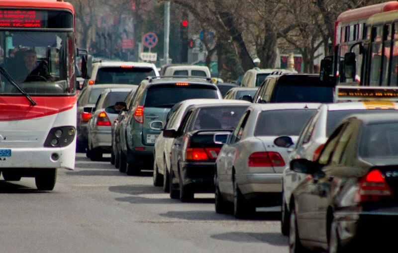 Dərslər fərqli vaxtlarda başlasa, tıxac azala bilər Deputat