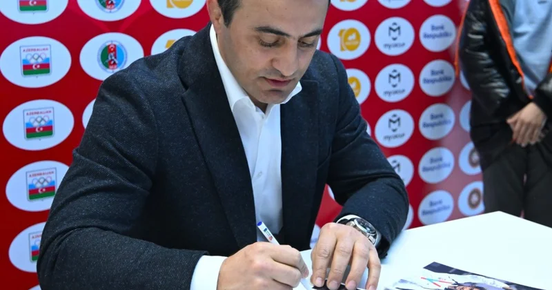 Gəncədə tanınmış güləşçilərin imza günləri