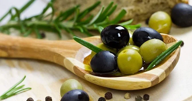 Qara və yaşıl zeytun: Fərqləri nədir və hansı daha faydalıdır?