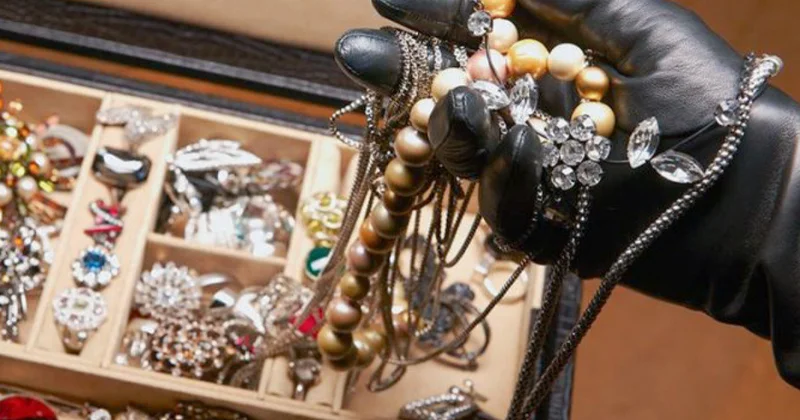 Paytaxtda evdən qızıl oğurlanıb