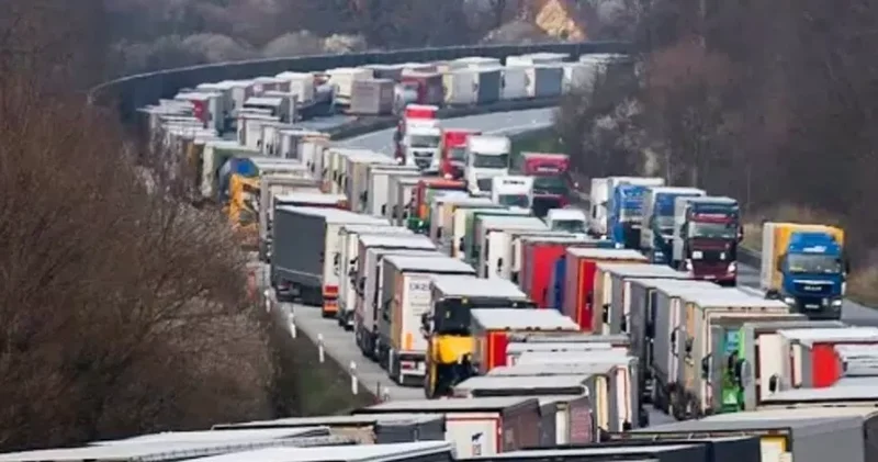 На кыргызско казахстанской границе затор из фур