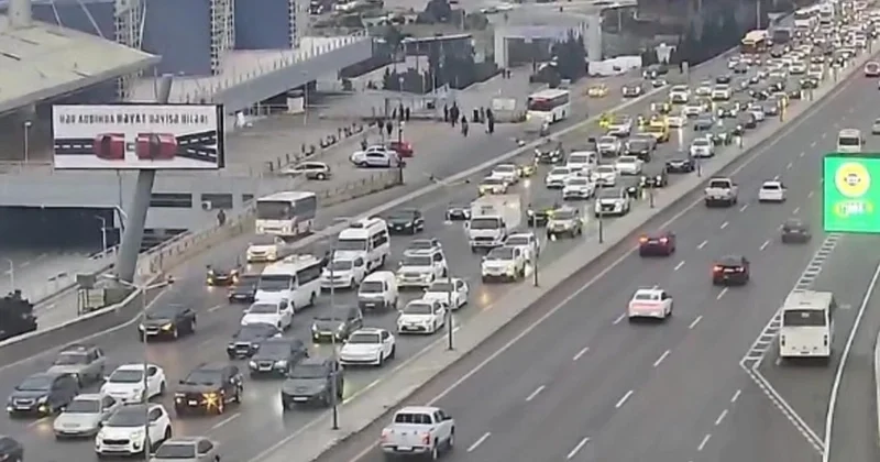 На ряде улиц и проспектов Баку затруднено движение транспорта