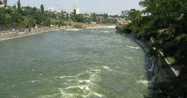 Su kanalına düşən azyaşlı belə xilas edildi VİDEO