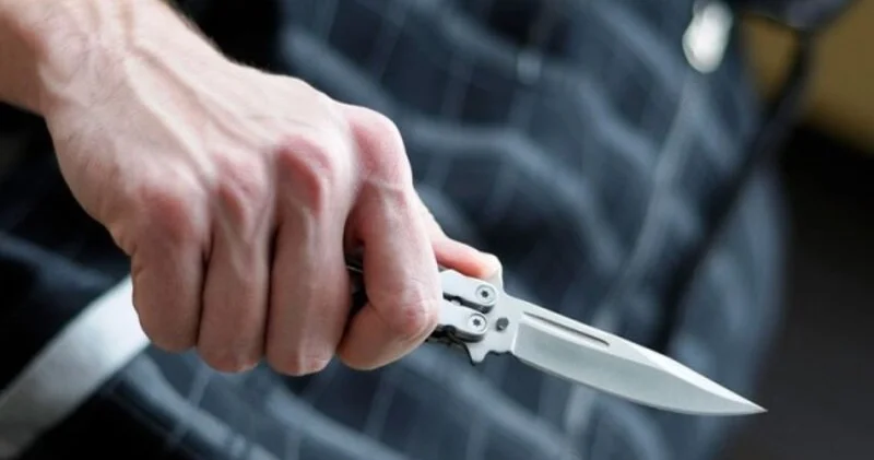 Şəmkirdə kişi qadını bıçaqladı