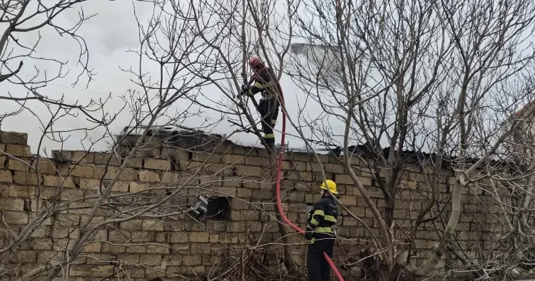 Bakıda evdə yanğın söndürüldü VİDEO