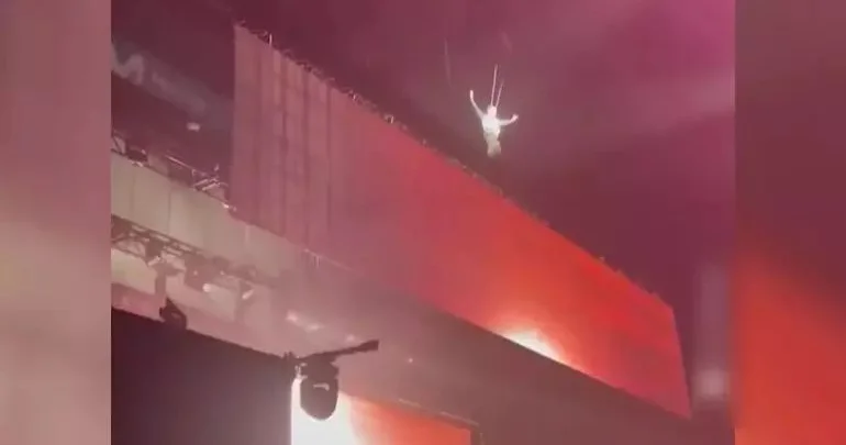 Səhnə şousu faciəyə çevrildi!