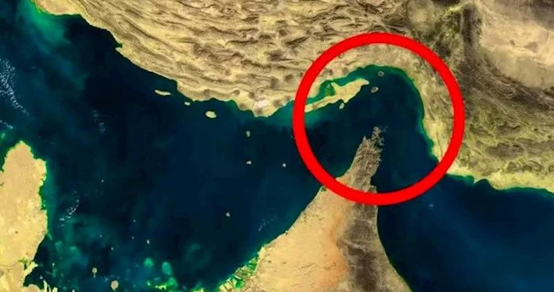 Hörmüz boğazında ticarət gəmisi mühasirəyə alınıb