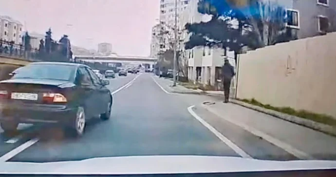 Prospektdə diqqətsiz sürücü maşını vurmaqdan son anda yayındı VİDEO