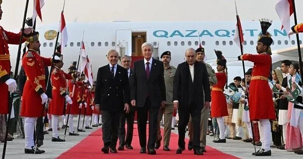 Tokayev Pakistanda top atəşi ilə qarşılandı