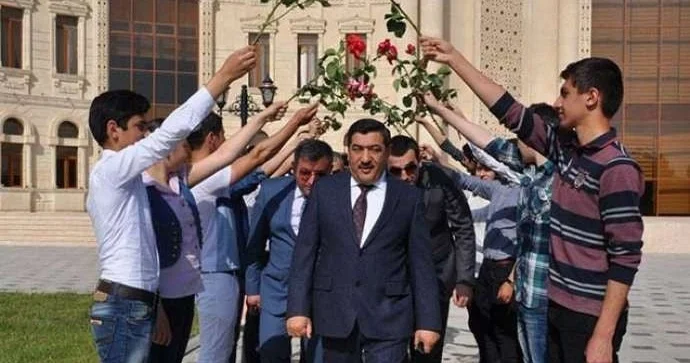 Qızılgül altından keçən sabiq icra başçısının qalmaqalı böyüyür “Yaxşı ki, Mozambiki almayıblar” Hafiz Hacıyev SƏRT DANIŞDI