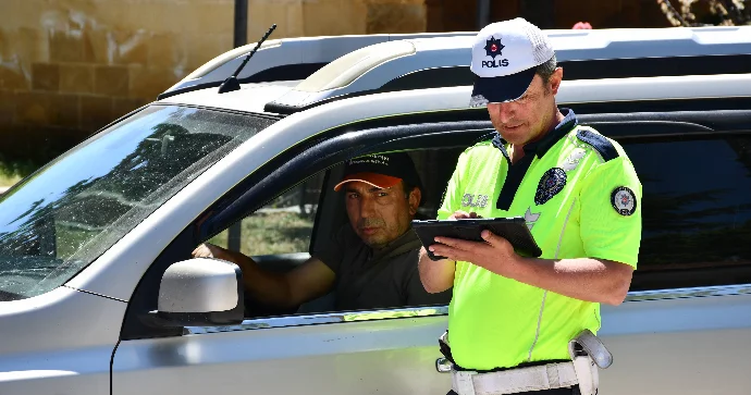 İçkili sürücü reyd zamanı polisin iradına “xətrimə dəydin” deyib etiraz etdi VİDEO