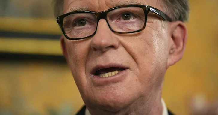 В отношении экс посла Британии в США начали расследование из за досье Эпштейна