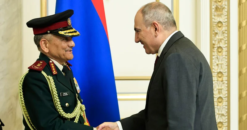 Paşinyan Hindistan Silahlı Qüvvələrinin Qərargah rəisini qəbul edib