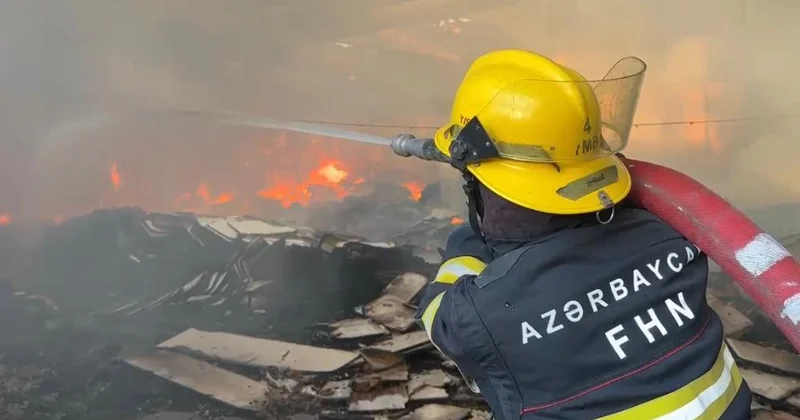 В центре Баку горит жилой дом