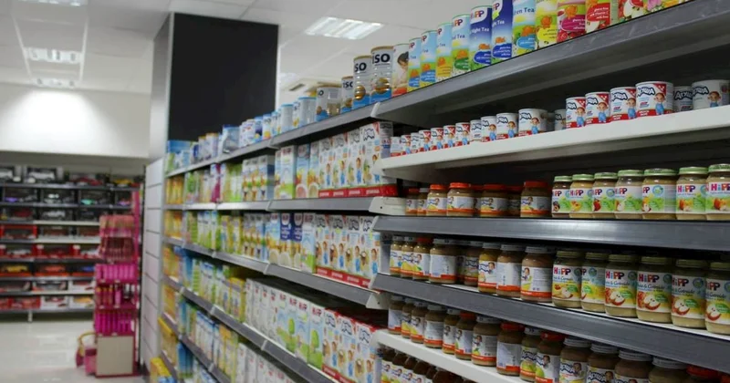 Bakıda bu marketdə pişik paketlərin üstündə yatır