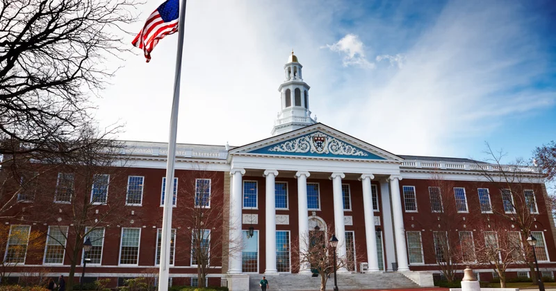 Трамп требует $1 млрд от Гарварда