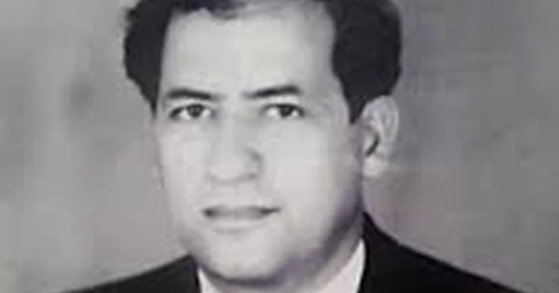 Ona Yaziçilar İttifaqinin üzvlük vəsiqəsini xalq şairi Səməd Vurğun təqdim edib