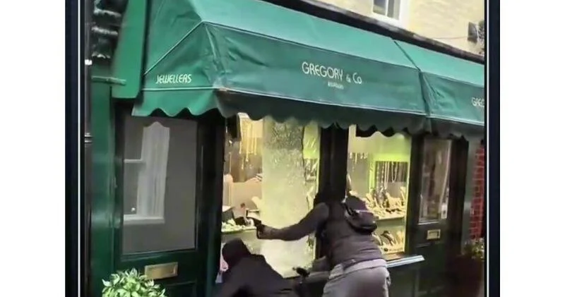 Ювелирный магазин ограбили средь бела дня в Лондоне ВИДЕО