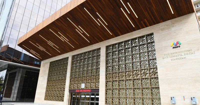 Bakıda metro stansiyasının qarşısında qan töküldü