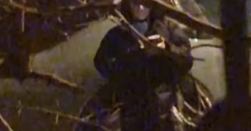 Bakıda naməlum qadın gecə evlərin arasında gəzir Telefondakı şəxsin dediklərini icra edirdi VİDEO