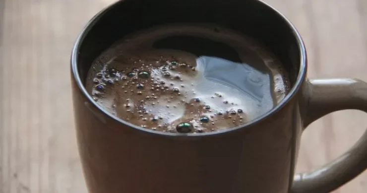 Dişləri tünd ləkələrdən qorumaq üçün qəhvəyə bunu əlavə edin