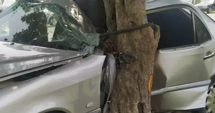 Gəncədə minik maşını ağaca çırpıldı, yaralanan var