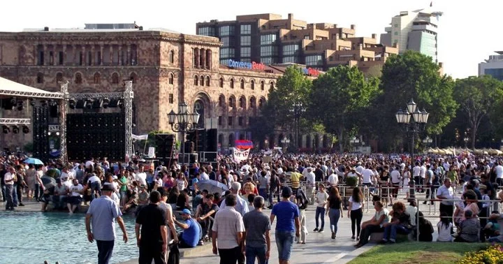 Ermənilərin sayı AZALIR