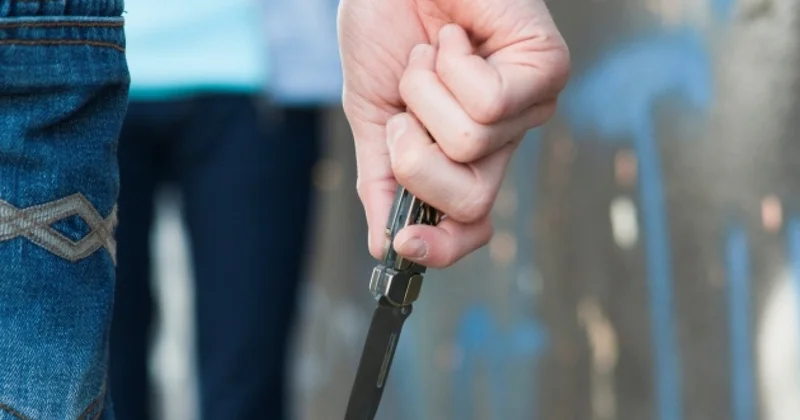 Bakı sakini metronun qarşısında bıçaqlandı KONKRET