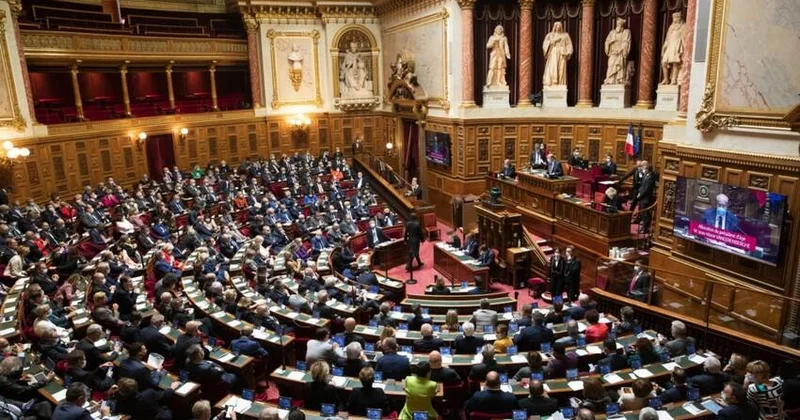 Fransada deputatlardan hökumətə qarşı etimadsızlıq təklifi