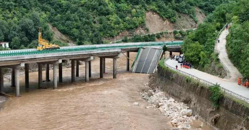 В Китае после обрушения моста погибли два человека
