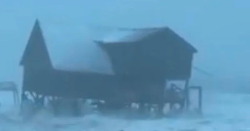 Штормовая волна в США смыла дом ВИДЕО