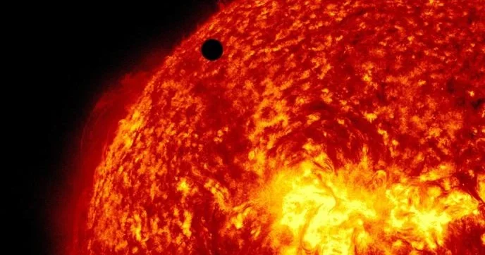 На Солнце зафиксированы пять мощных вспышек, активная область обновила рекорд по числу событий