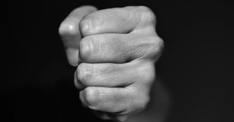 В Актау владелец кафе избил посетительницу