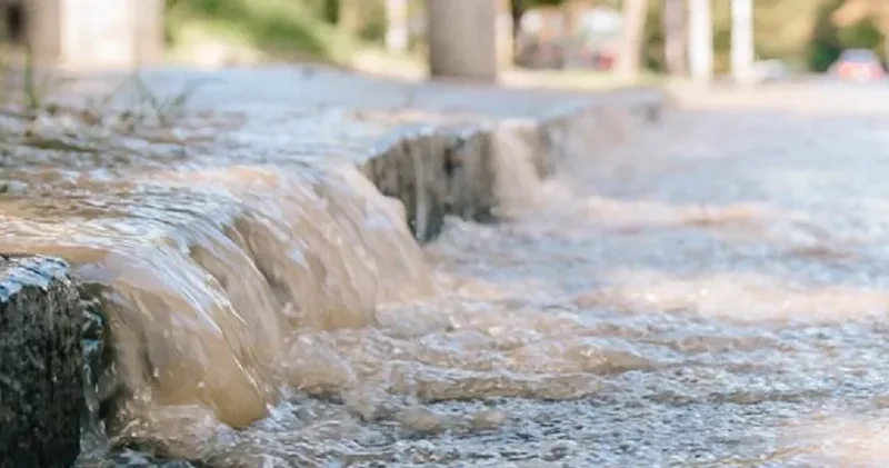 В Баку асфальт пробил фонтан : ВИДЕО