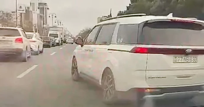 Dönmə işığını yandırıb istədiyi kimi hərəkət edən sürücü təhlükə yaratdı VİDEO