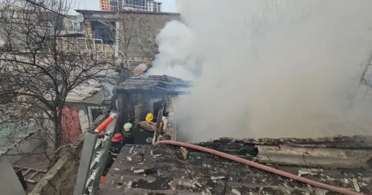 Paytaxtın mərkəzində yaşayış evində baş verən yanğın söndürüldü FOTO