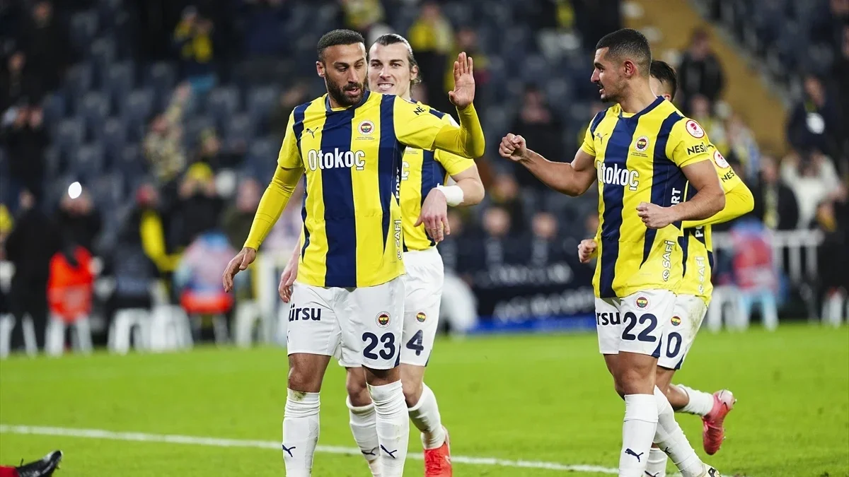 Cenk Tosun Fənərbağça dan ayrılır Uzaq Şərqə gedir