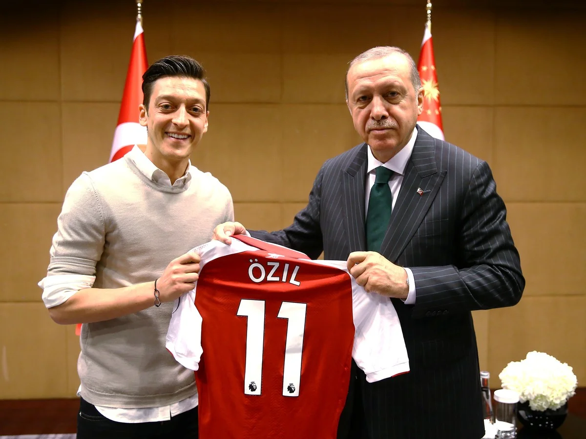 Özil siyasətə qoşuldu Ərdoğanın partiyasına qatıldı