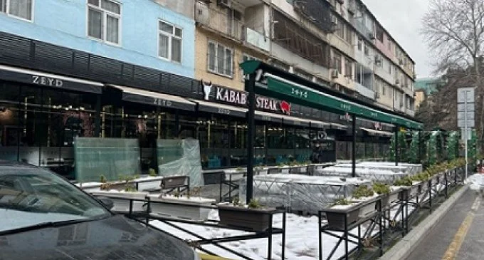 “Zeyd” restoranı Bakının mərkəzində səkini belə zəbt edib FOTOLAR