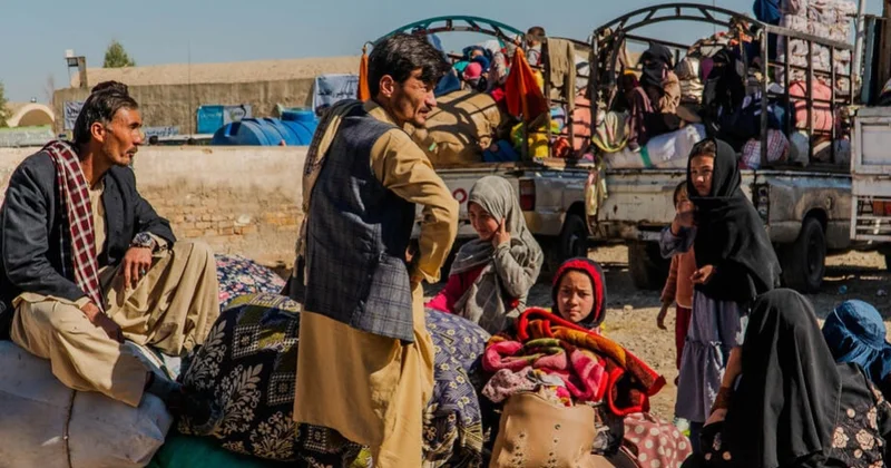 Pakistan 389 əfqan qaçqını ölkədən çıxarıb