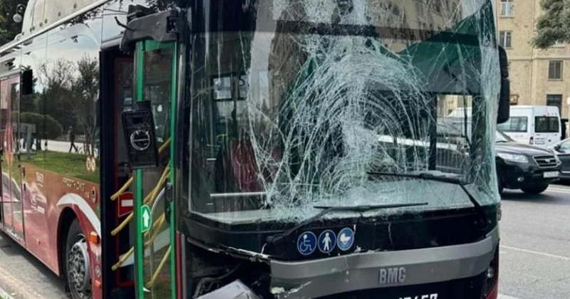 Metronun qarşısında avtobuslar TOQQUŞDU FOTO