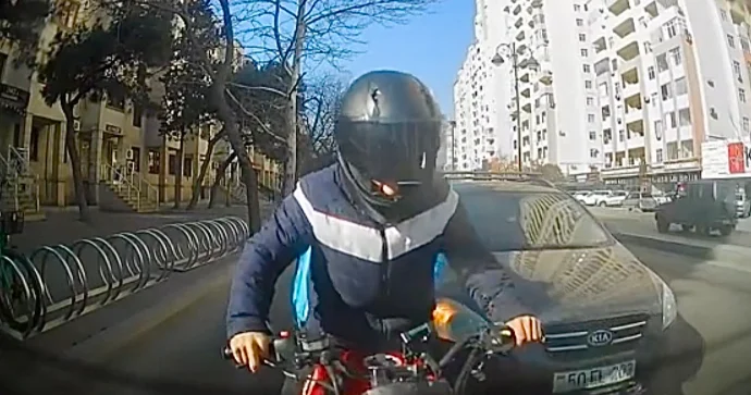 Yasamalda qəza törədən moto kuryer hadisə yerindən qaçdı REAL VİDEO